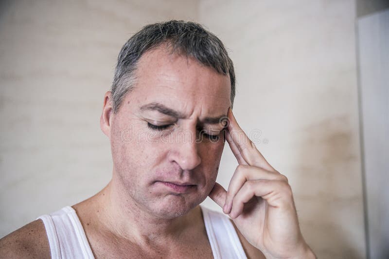 Giovane bello che tocca la sua testa con una mano che ritiene forte emicrania, fine sulla foto fotografia stock libera da diritti Giovane bello che tocca la sua testa con una mano che ritiene forte emicrania, fine sulla foto fotografia stock libera da diritti