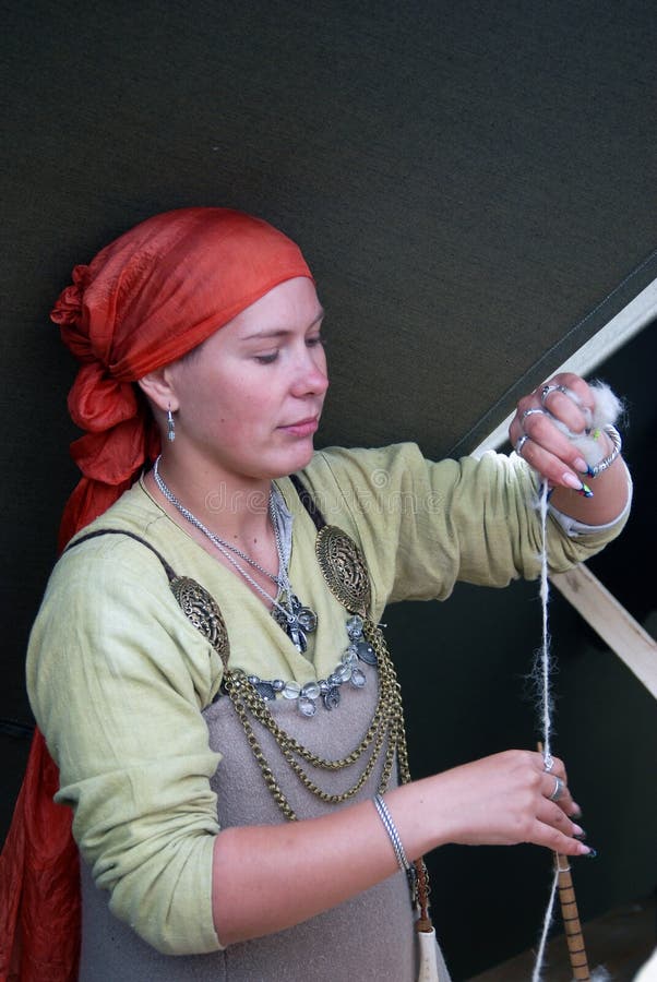 Giovane bello della donna ritratto all'aperto fotografia stock libera da diritti
