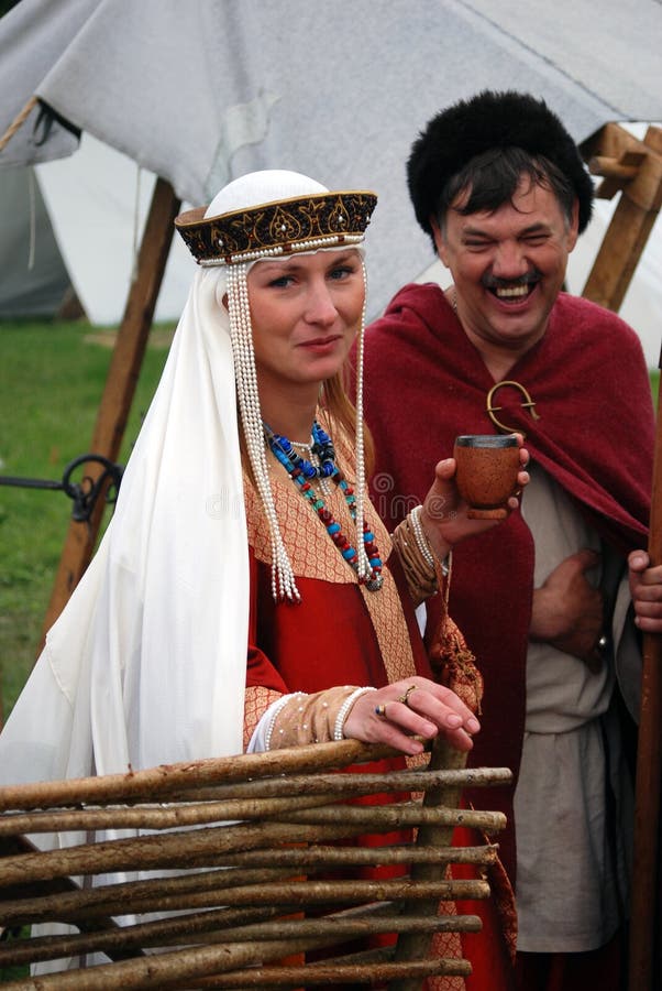 Giovane bello della donna ritratto all'aperto immagini stock