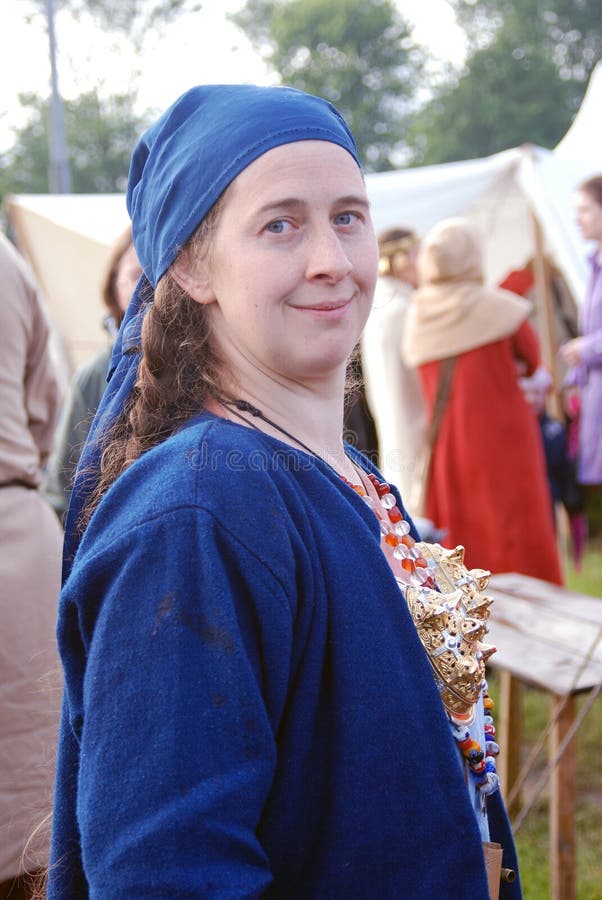 Giovane bello della donna ritratto all'aperto immagini stock libere da diritti