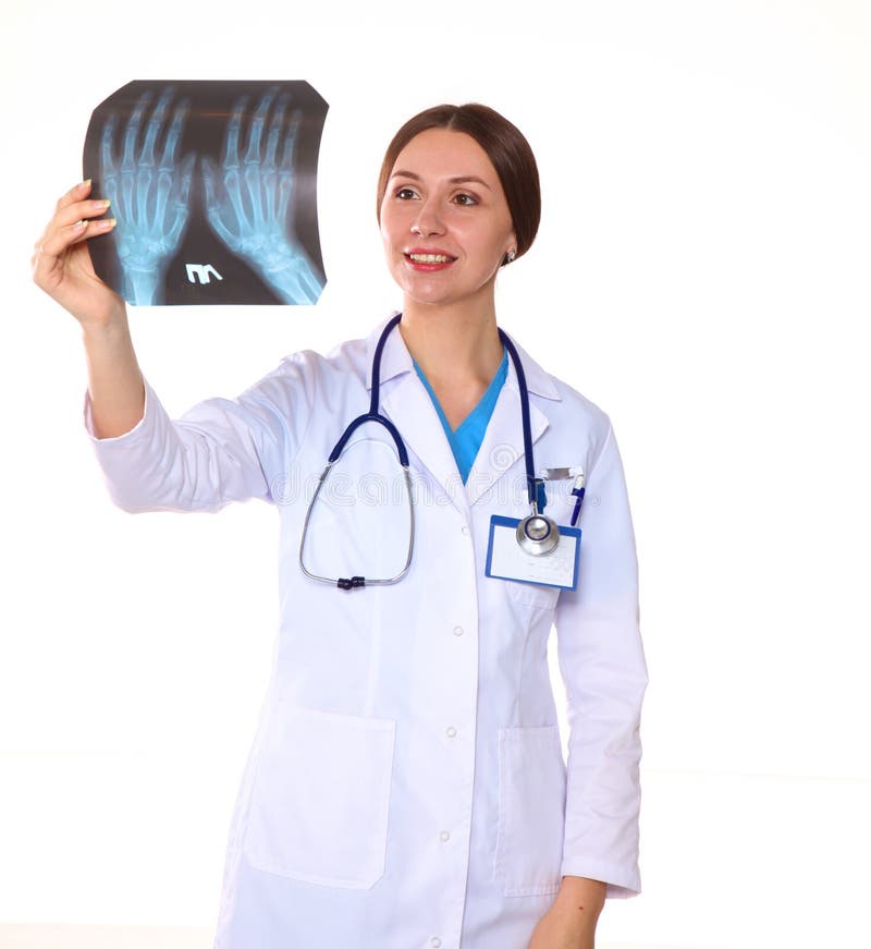 Giovane bello medico femminile sorridente felice che mostra area in bianco per il segno o il copyspace, isolata sopra fondo bianc fotografia stock libera da diritti Giovane bello medico femminile sorridente felice che mostra area in bianco per il segno o il copyspace, isolata sopra fondo bianc fotografia stock libera da diritti