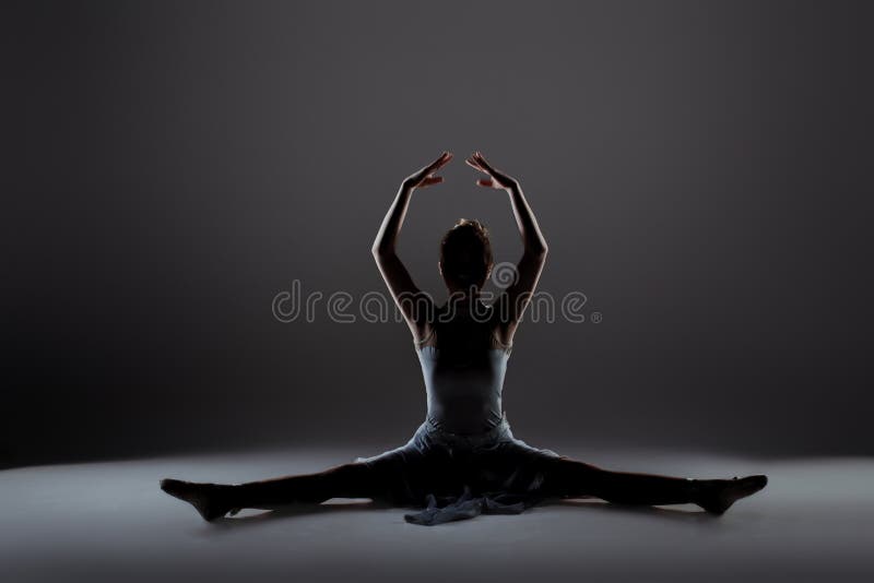 Giovane bello riscaldamento del ballerino fotografie stock libere da diritti Giovane bello riscaldamento del ballerino fotografie stock libere da diritti