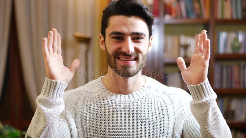 Giovane bello sorpreso e felice archivi video