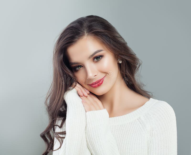 Giovane bello sorridere della donna Ritratto della ragazza di modello graziosa con capelli lunghi e trucco fotografie stock