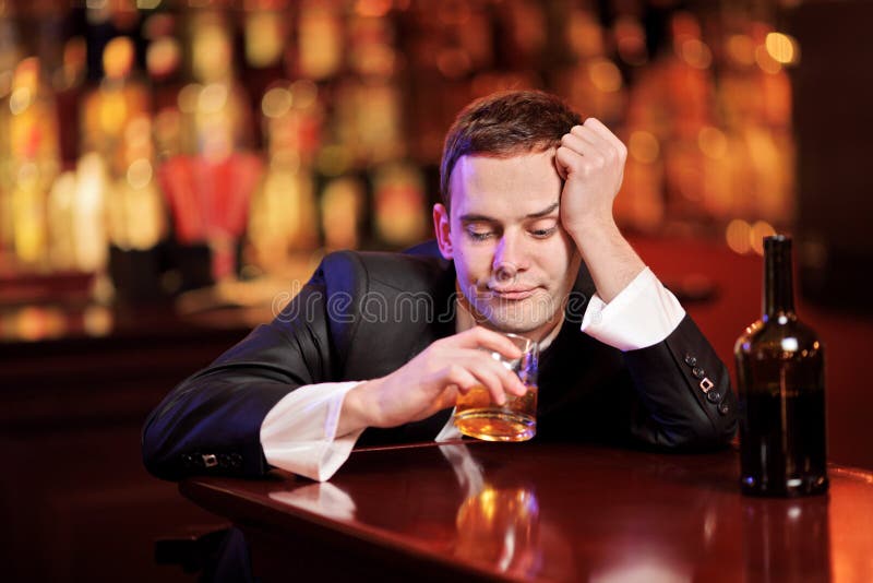 Giovane bere potabile dell'uomo immagini stock Giovane bere potabile dell'uomo immagini stock