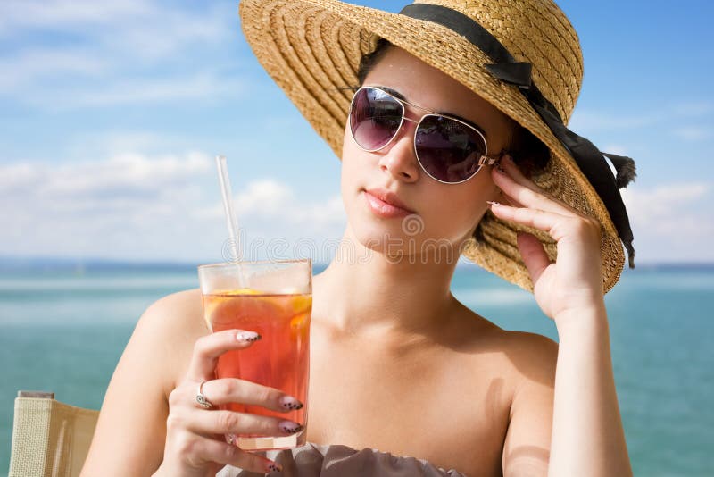 Giovane brunette freddo in vacanza. immagini stock Giovane brunette freddo in vacanza. immagini stock
