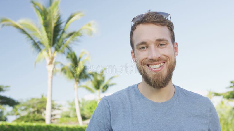 Giovane casual con un ritratto con la barba felice sorridendo