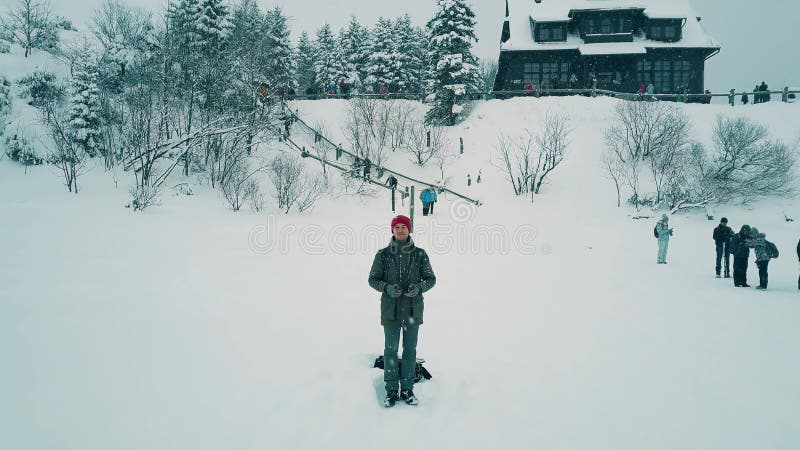 Giovane che aziona una vacanza di parlare monotonamente, vista di paesaggio di inverno dalla macchina fotografica del UAV fotografie stock libere da diritti Giovane che aziona una vacanza di parlare monotonamente, vista di paesaggio di inverno dalla macchina fotografica del UAV fotografie stock libere da diritti