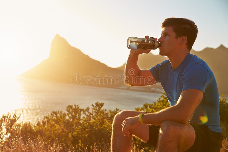 Giovane che beve dopo avere pareggiato fotografia stock Giovane che beve dopo avere pareggiato fotografia stock