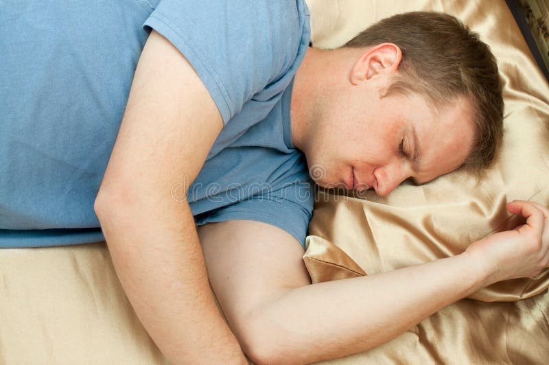 Giovane che dorme nella base immagine stock libera da diritti Giovane che dorme nella base immagine stock libera da diritti