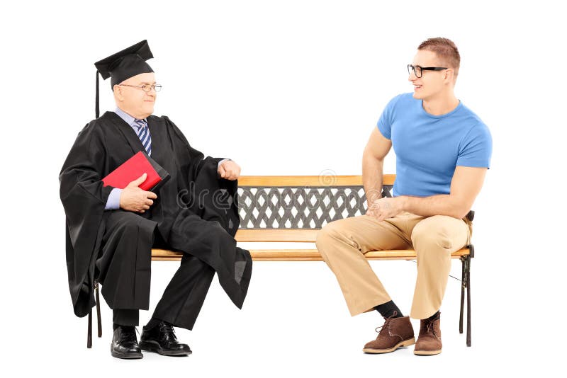 Giovane che parla con professore dell'istituto universitario messo sul banco immagini stock libere da diritti Giovane che parla con professore dell'istituto universitario messo sul banco immagini stock libere da diritti