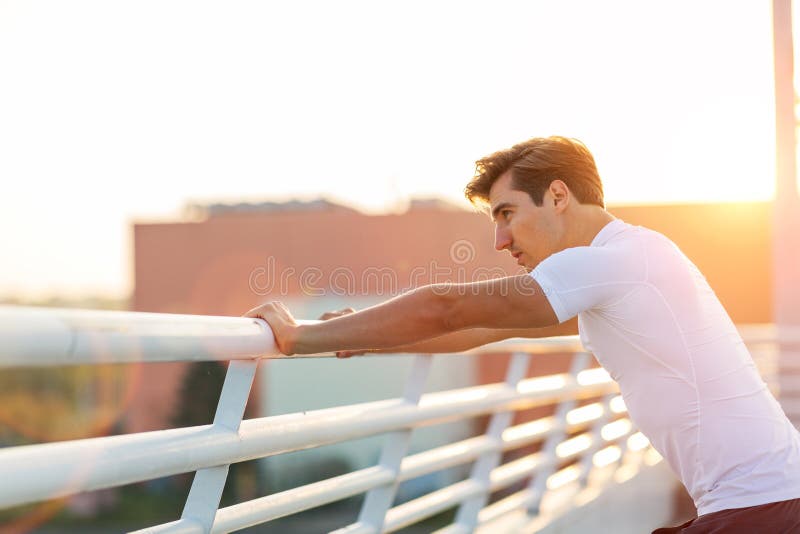 Giovane che si esercita all'aperto fotografia stock libera da diritti Giovane che si esercita all'aperto fotografia stock libera da diritti