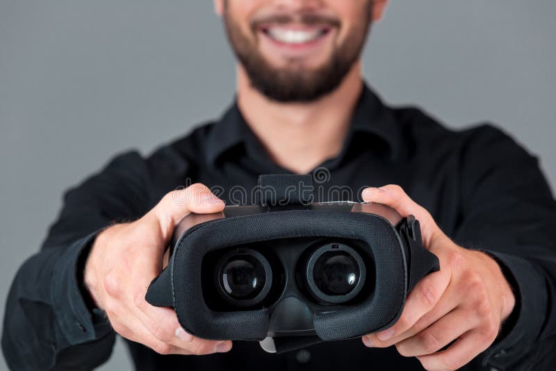 Giovane che usando i vetri di una cuffia avricolare di VR immagine stock Giovane che usando i vetri di una cuffia avricolare di VR immagine stock