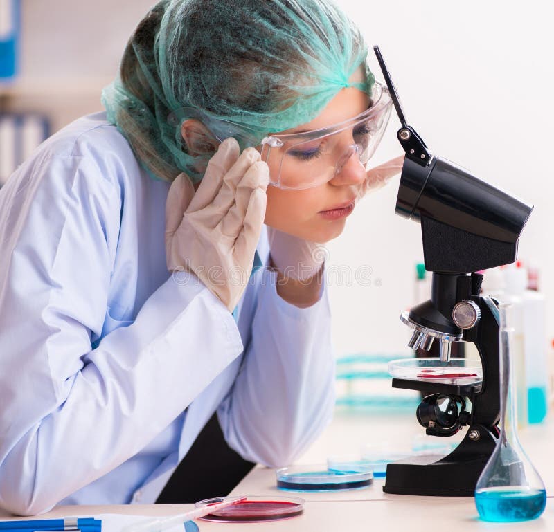 Giovane chimica che lavora in laboratorio fotografia stock libera da diritti