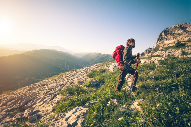 Giovane con alpinismo dello zaino all'aperto fotografie stock libere da diritti Giovane con alpinismo dello zaino all'aperto fotografie stock libere da diritti