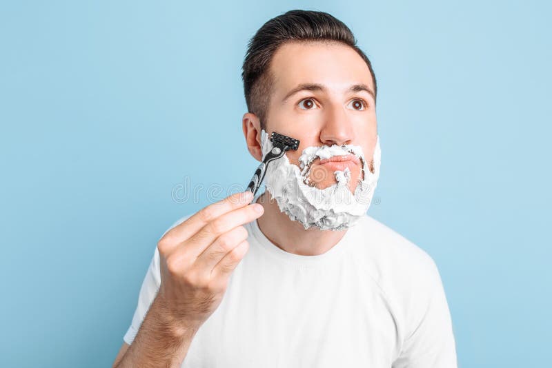 Giovane con barba rasata fotografie stock libere da diritti Giovane con barba rasata fotografie stock libere da diritti
