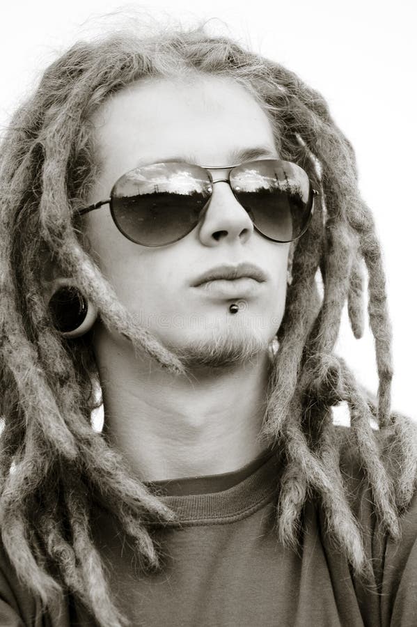 https://thumbs.dreamstime.com/b/giovane-con-i-dreadlocks-10010876.jpg