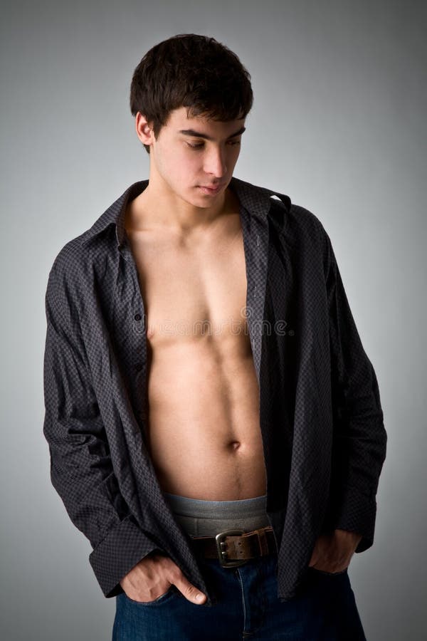 Giovane con la camicia sbottonata fotografia stock Giovane con la camicia sbottonata fotografia stock