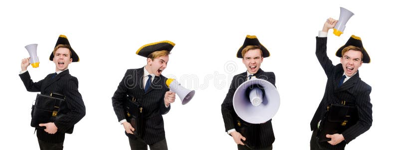 Giovane in costume con il cappello ed il megafono del pirata isolati su w fotografia stock libera da diritti Giovane in costume con il cappello ed il megafono del pirata isolati su w fotografia stock libera da diritti