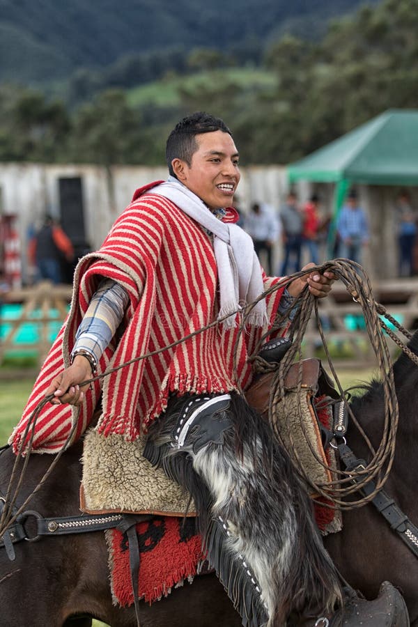 Giovane cowboy sulla parte posteriore del cavallo nel lazo della tenuta dell'Ecuador immagine stock libera da diritti Giovane cowboy sulla parte posteriore del cavallo nel lazo della tenuta dell'Ecuador immagine stock libera da diritti