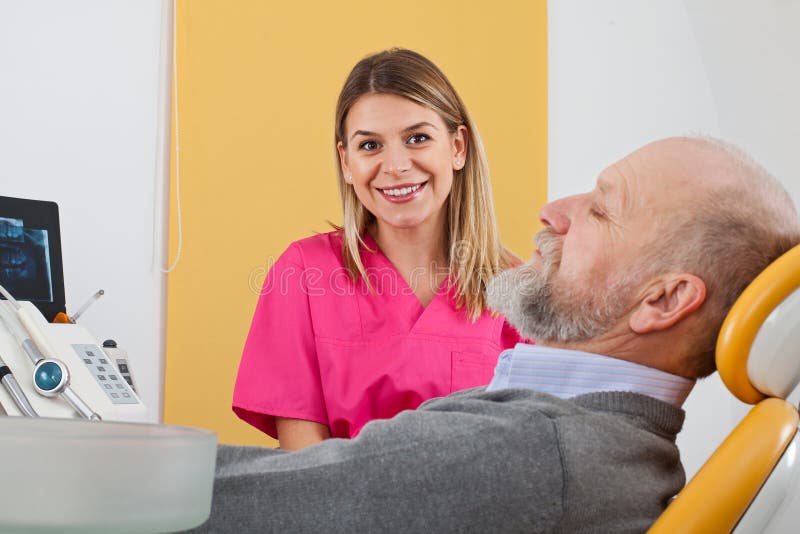 Ho Avuto Un Rapporto Orale Attivo Non Protetto Giovane Dentista Femminile Con Il Paziente Anziano Immagine Stock