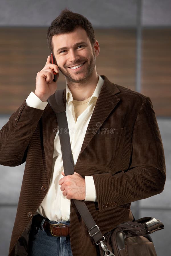 Giovane di impiegato sul telefono immagini stock libere da diritti Giovane di impiegato sul telefono immagini stock libere da diritti