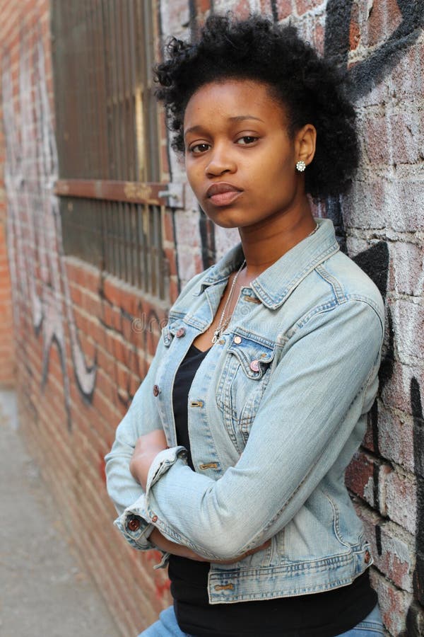 Giovane donna africana ribelle che fissa alla macchina fotografica fotografie stock Giovane donna africana ribelle che fissa alla macchina fotografica fotografie stock