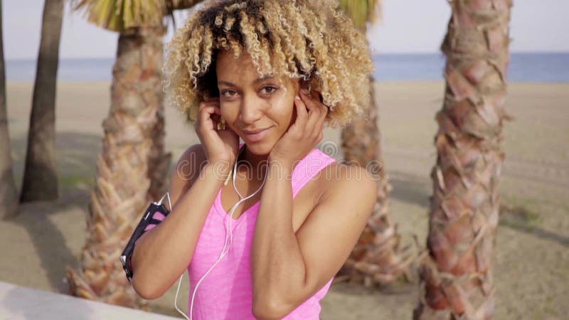 Giovane donna africana sexy che ascolta la musica video d archivio