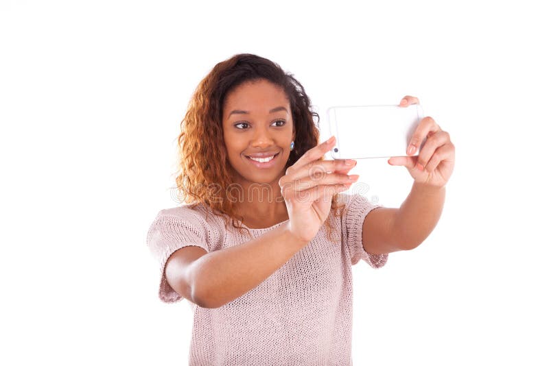 Giovane donna afroamericana che prende un selfie immagine stock Giovane donna afroamericana che prende un selfie immagine stock