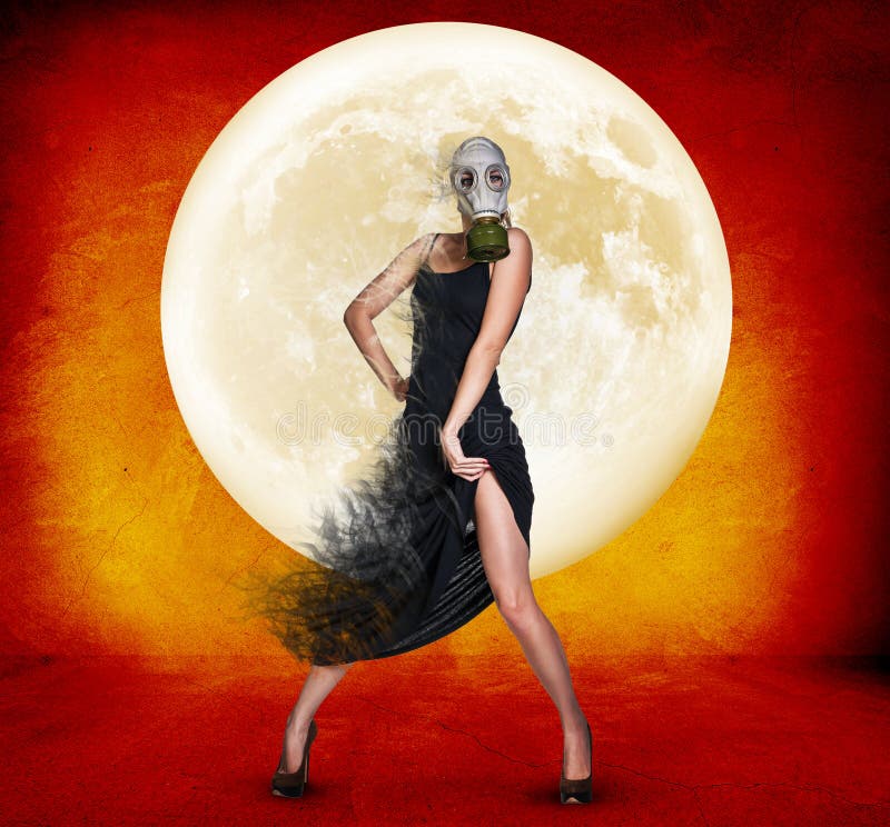 Giovane donna alla moda in maschera antigas sopra il fondo della luna piena fotografie stock libere da diritti Giovane donna alla moda in maschera antigas sopra il fondo della luna piena fotografie stock libere da diritti