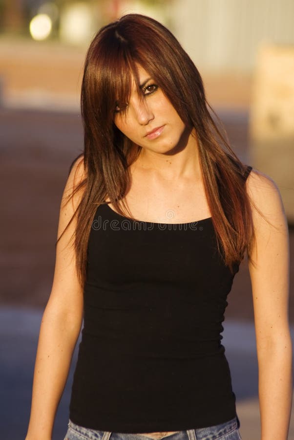 Giovane donna attraente immagini stock libere da diritti Giovane donna attraente immagini stock libere da diritti