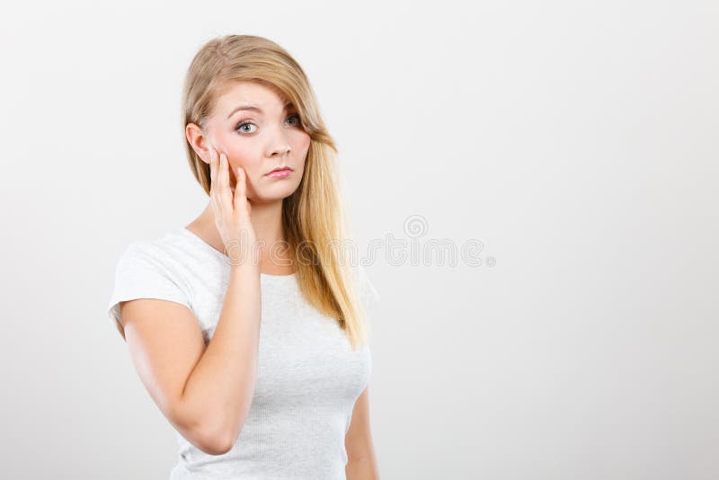Giovane donna attraente bionda sveglia triste fotografia stock Giovane donna attraente bionda sveglia triste fotografia stock