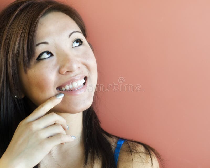 Giovane donna attraente che osserva verso l'alto immagine stock Giovane donna attraente che osserva verso l'alto immagine stock