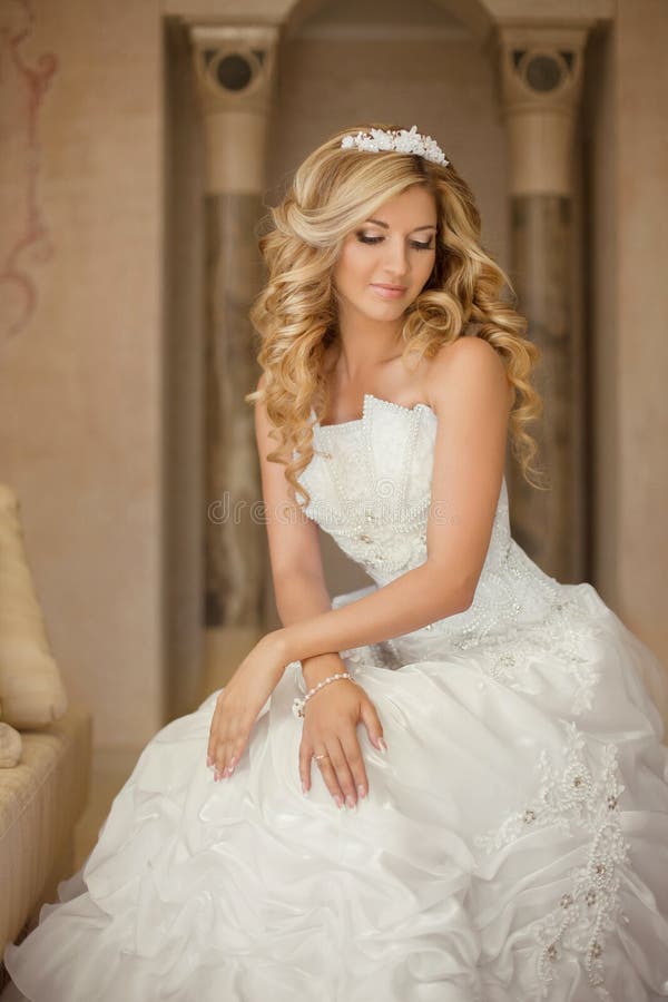 Giovane donna attraente della sposa in vestito da sposa Bei wi della ragazza fotografie stock libere da diritti Giovane donna attraente della sposa in vestito da sposa Bei wi della ragazza fotografie stock libere da diritti