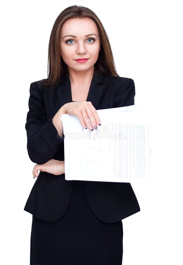 Giovane donna attraente di affari in vestito nero con i documenti su fondo bianco fotografia stock Giovane donna attraente di affari in vestito nero con i documenti su fondo bianco fotografia stock