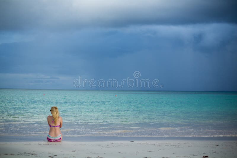 Giovane donna bionda sexy in bikini vicino al mare fotografia stock libera da diritti Giovane donna bionda sexy in bikini vicino al mare fotografia stock libera da diritti