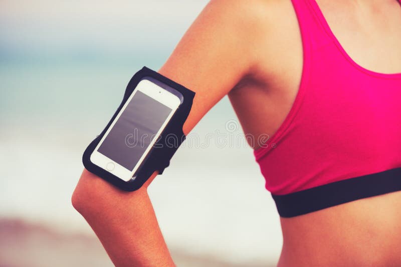 Giovane donna in buona salute di forma fisica con lo Smart Phone fotografia stock libera da diritti Giovane donna in buona salute di forma fisica con lo Smart Phone fotografia stock libera da diritti