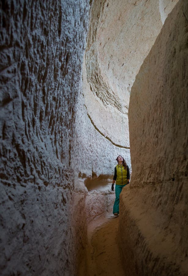 Giovane donna in canyon rosso vicino a Mui Ne, Vietnam del sud fotografia stock Giovane donna in canyon rosso vicino a Mui Ne, Vietnam del sud fotografia stock
