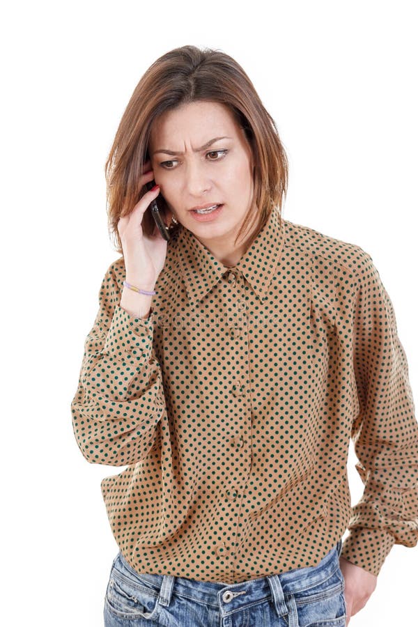 Giovane donna casuale che parla sulle cattive notizie di udienza del telefono immagine stock Giovane donna casuale che parla sulle cattive notizie di udienza del telefono immagine stock