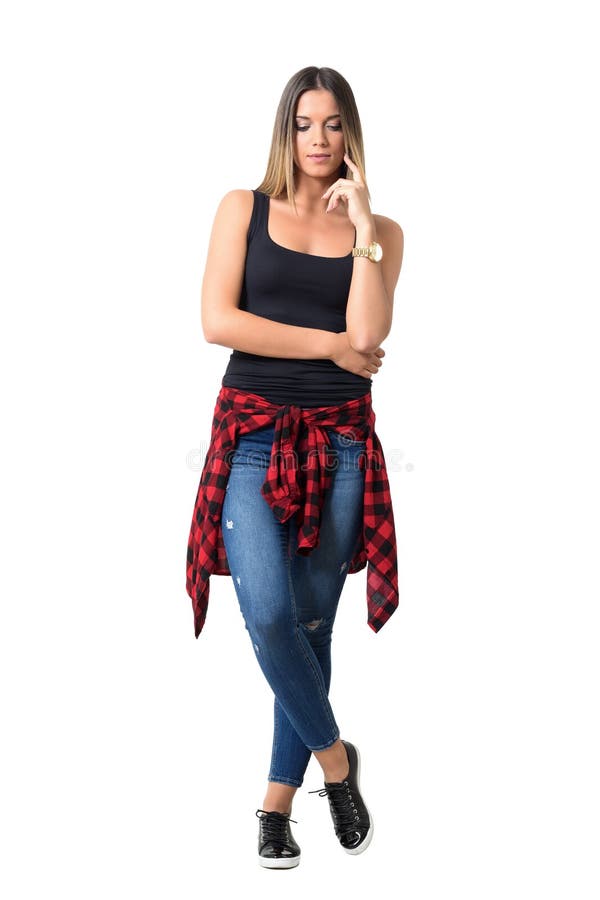 Giovane donna casuale triste in abbigliamento di stile della via che guarda giù immagine stock Giovane donna casuale triste in abbigliamento di stile della via che guarda giù immagine stock