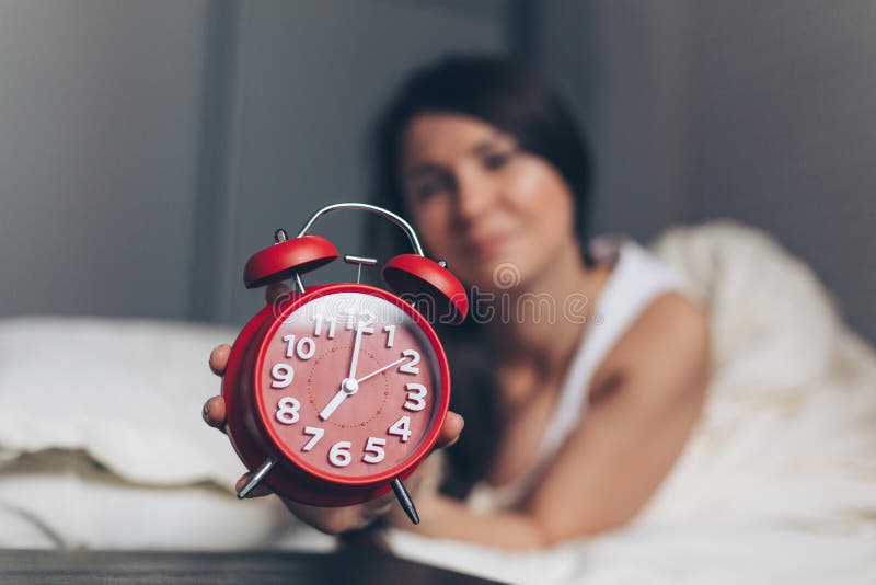 Giovane donna caucasica sorridente che sveglia fotografie stock libere da diritti Giovane donna caucasica sorridente che sveglia fotografie stock libere da diritti