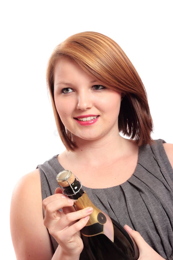 Giovane donna che apre una bottiglia di champagne fotografia stock Giovane donna che apre una bottiglia di champagne fotografia stock