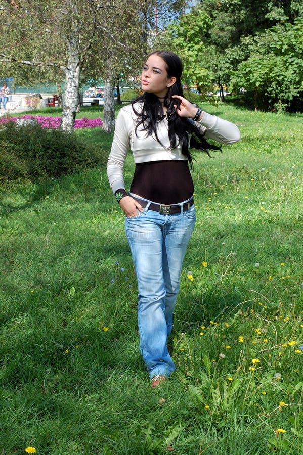 Download Giovane Donna Che Cammina Nella Sosta Fotografia Stock - Immagine di testa, aperto: 3143404