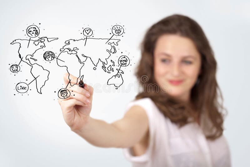 Giovane donna che disegna un mappa sociale sulla lavagna fotografia stock libera da diritti Giovane donna che disegna un mappa sociale sulla lavagna fotografia stock libera da diritti