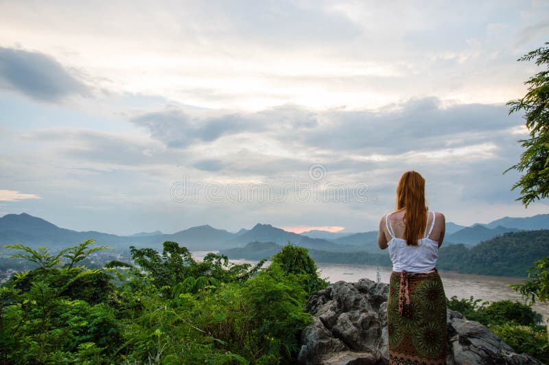 Giovane donna che esamina la vista del Mekong fotografia stock libera da diritti Giovane donna che esamina la vista del Mekong fotografia stock libera da diritti