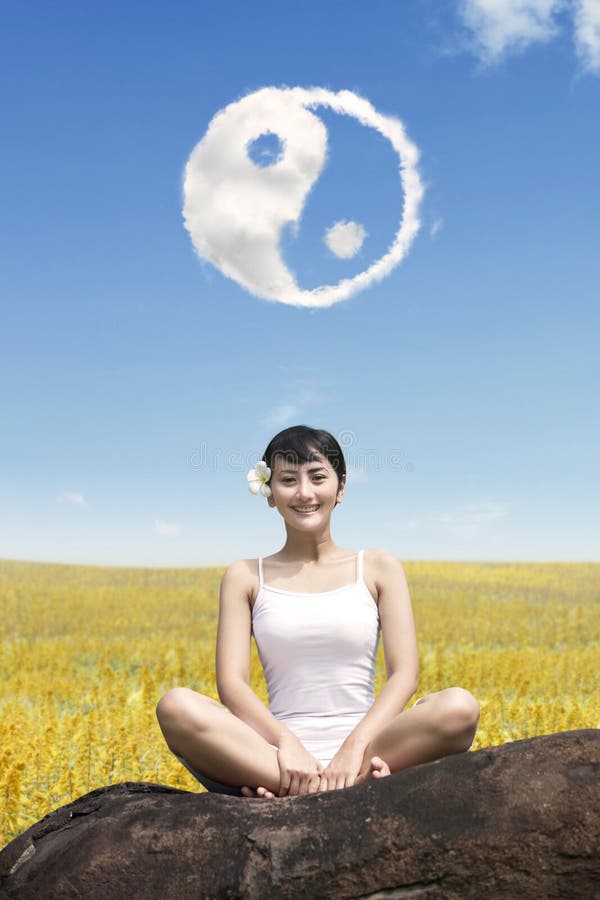 Giovane donna che fa esercizi di yoga fotografie stock