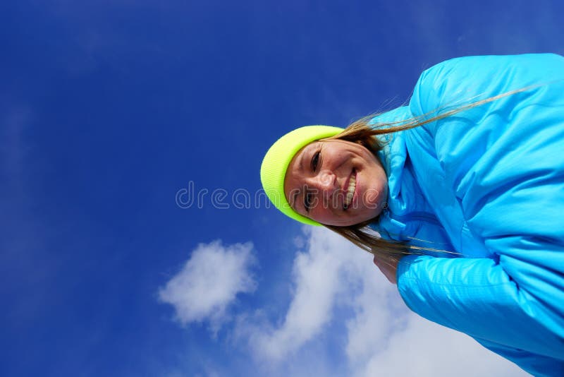 Giovane donna che fa gli esercizi immagini stock Giovane donna che fa gli esercizi immagini stock