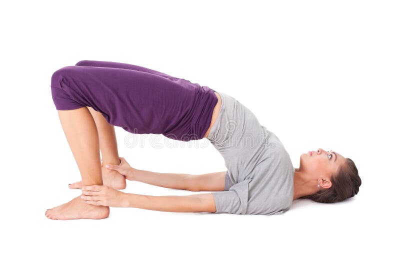 Giovane donna che fa posa del ponte di esercizio di yoga fotografia stock libera da diritti Giovane donna che fa posa del ponte di esercizio di yoga fotografia stock libera da diritti
