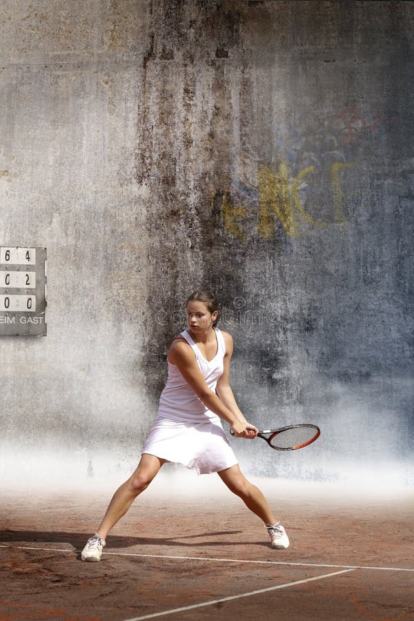 Giovane donna che gioca tennis fotografia stock Giovane donna che gioca tennis fotografia stock