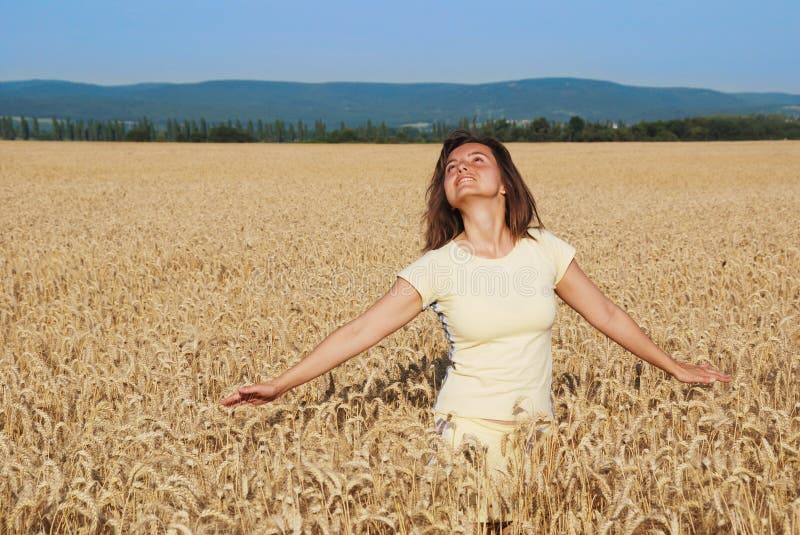 Giovane donna che gode della vita all'aperto immagine stock Giovane donna che gode della vita all'aperto immagine stock